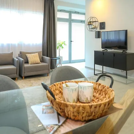 Mara Accommodations With Terrace On Kolovare Beach Daire *