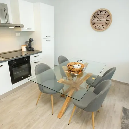 Daire Mara Accommodations With Terrace On Kolovare Beach *