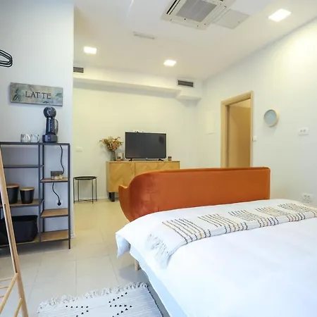 Daire Mara Accommodations With Terrace On Kolovare Beach