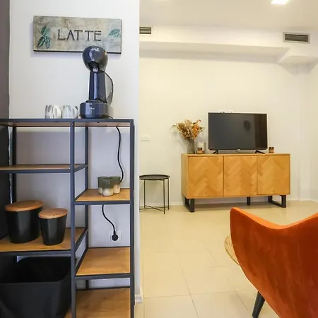 Daire Mara Accommodations With Terrace On Kolovare Beach