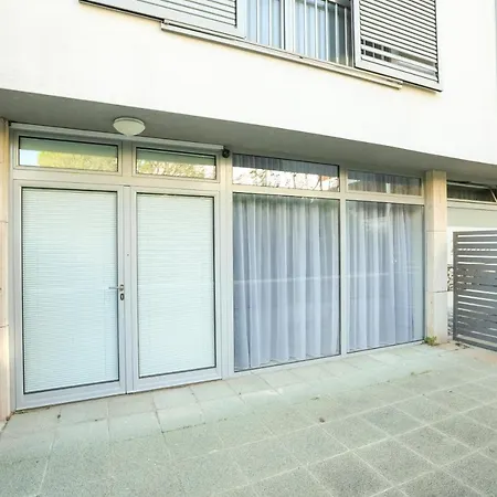 Apartamento Mara Accommodations With Terrace On Kolovare Beach *